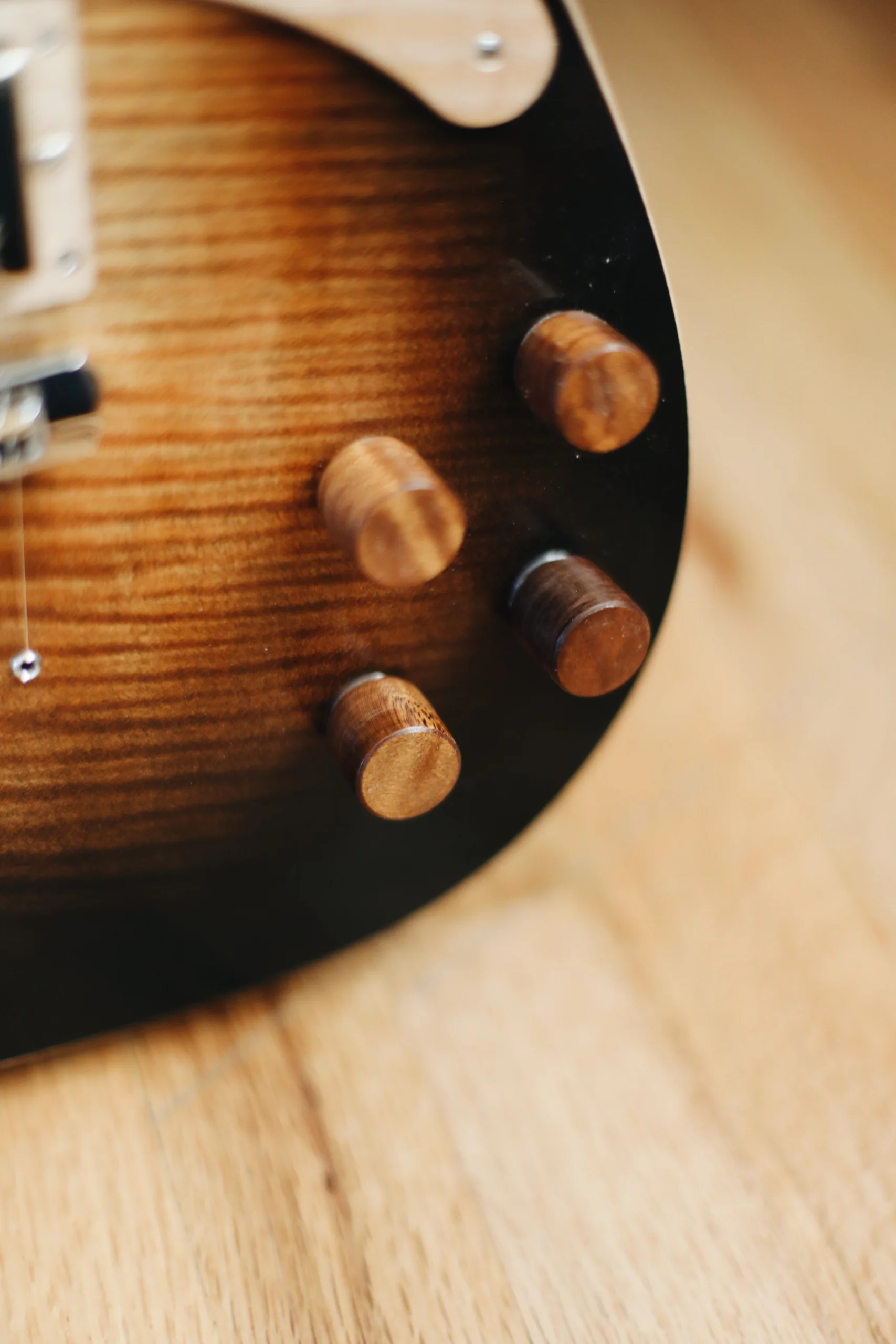 Clarus AS | Tobacco Burst — detail